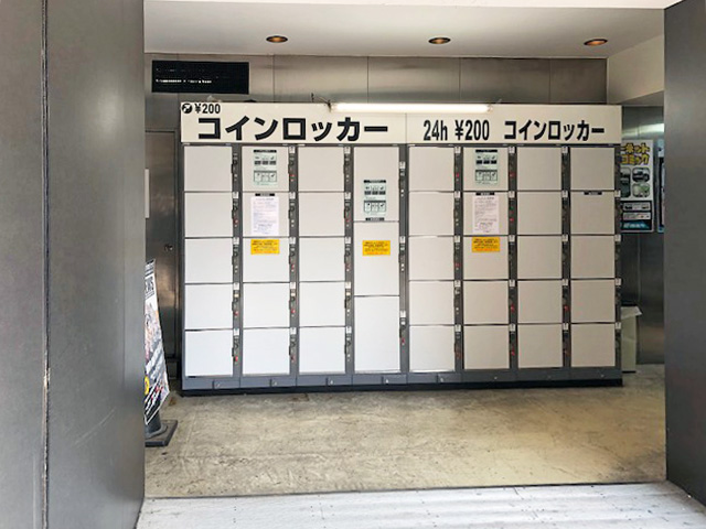 東梅田のビデオ個室店入口前のフジコインロッカー