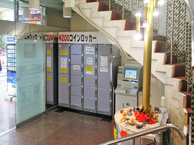 川崎のテナントビル入口に設置されたフジコインロッカー