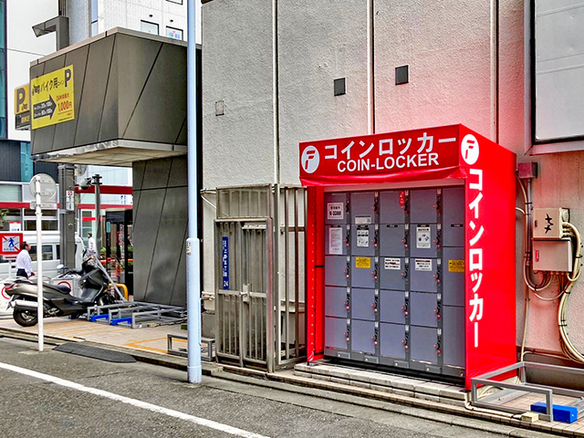 NTT上野ビル側面のフジコインロッカー