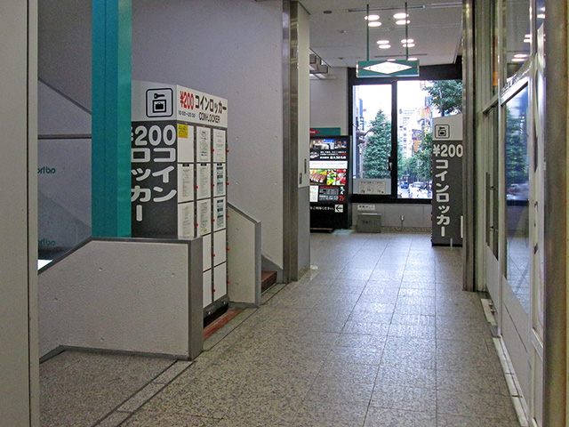 新宿のテナントビル階段に設置されたフジコインロッカー