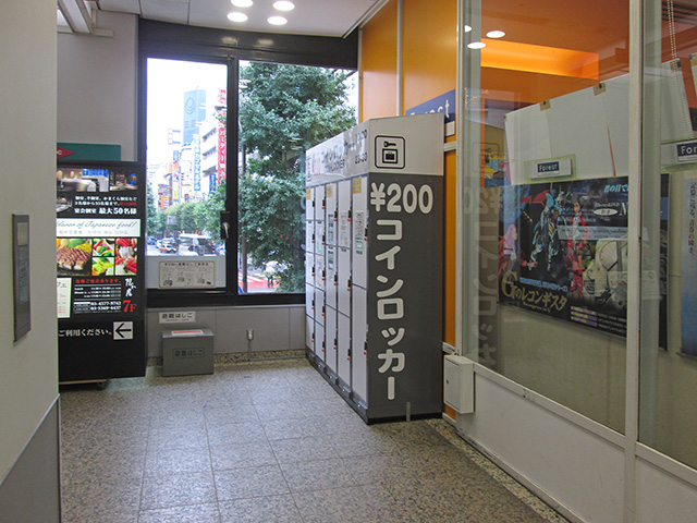 新宿のテナントビルのエレベータ前に設置されたフジコインロッカー