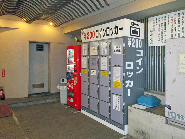 大塚駅北口のテナントビル内に設置されたコインロッカー