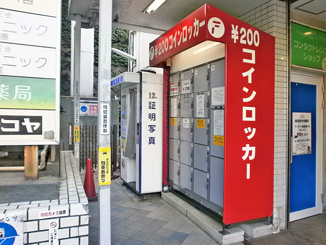 横須賀中央のビル入口のフジコインロッカー