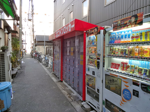 阪急東中通商店街のビル外のフジコインロッカー