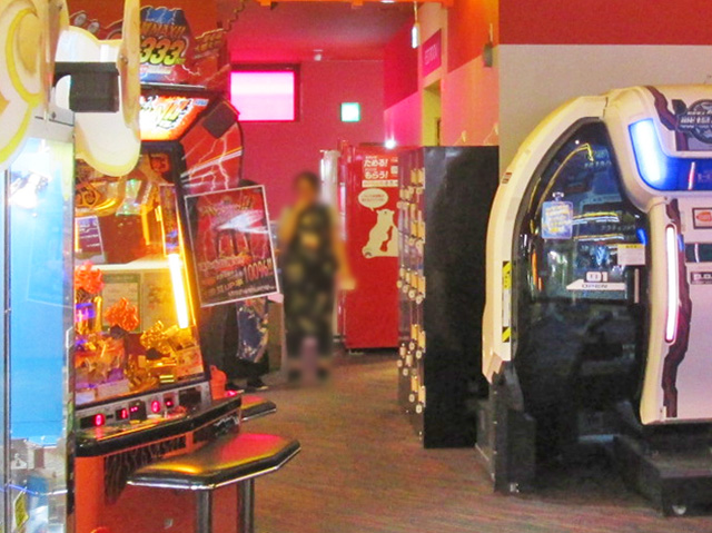 横浜中華街のゲームセンター内のフジコインロッカー
