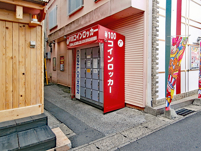 北松戸駅前のパチンコ店の路地側のフジコインロッカー