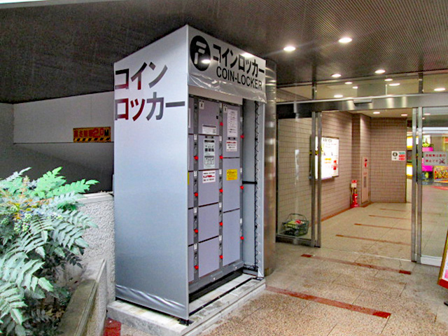 綱島駅西口の複合ビル入口のフジコインロッカー