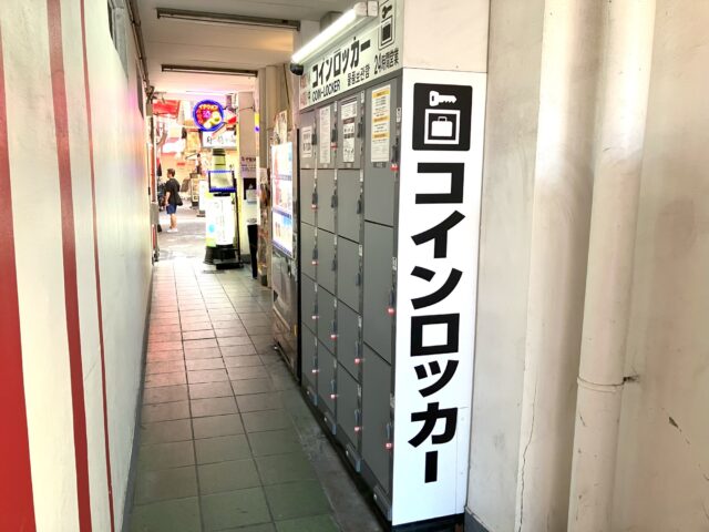 鶴橋のビル通路内のフジコインロッカー