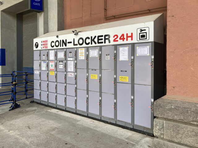 神宮球場9番出口付近にあるフジコインロッカー