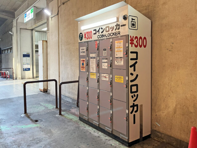 綾瀬駅西口高架下通路のフジコインロッカー