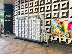 イーグルアールワン十三駅東口店前のフジコインロッカー