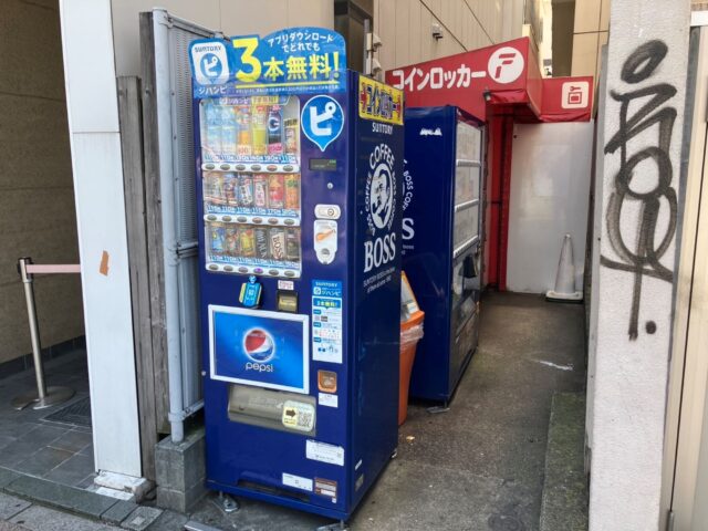 オークラ劇場近くのビルにあるフジコインロッカー