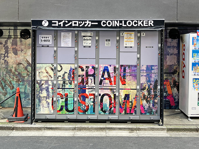 グランカスタマ歌舞伎町店 入口前のコインロッカー
