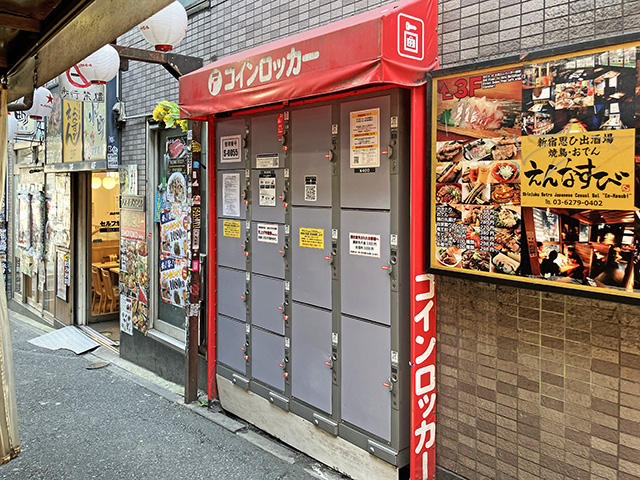 新宿西口の思い出横丁のコインロッカー