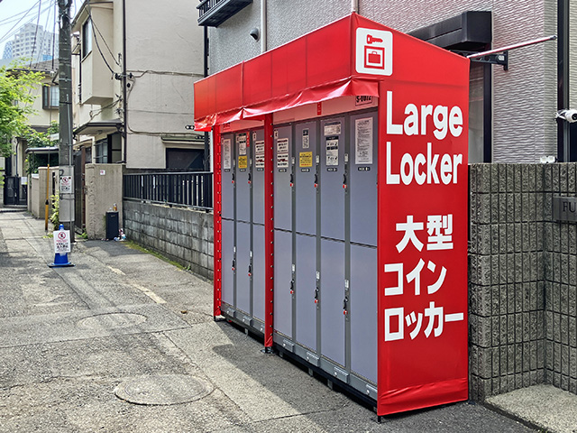 新大久保駅前のビル外のコインロッカー