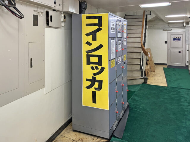 若槻ビル屋内のフジコインロッカー