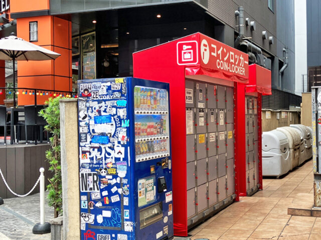 新宿歌舞伎町の互福ビル外のフジコインロッカー