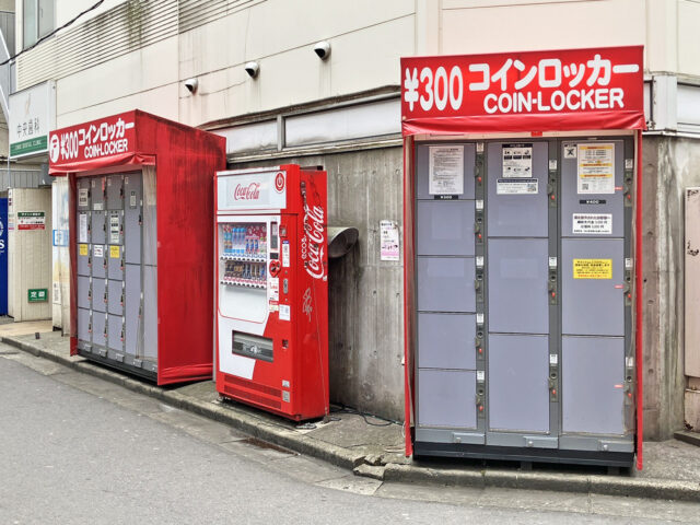 柏駅南口のかまやビル屋外にあるフジコインロッカー