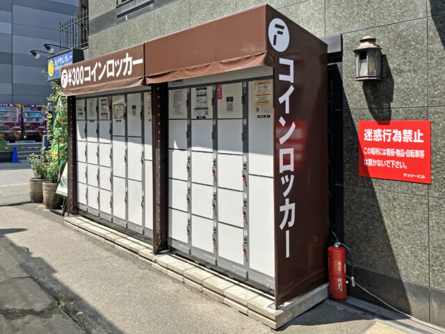 新宿歌舞伎町のビルにあるコインロッカー