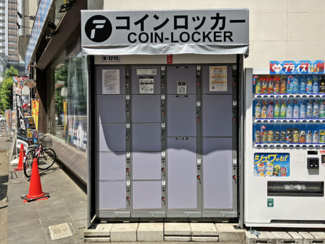 西武プラザビル屋外のフジコインロッカー
