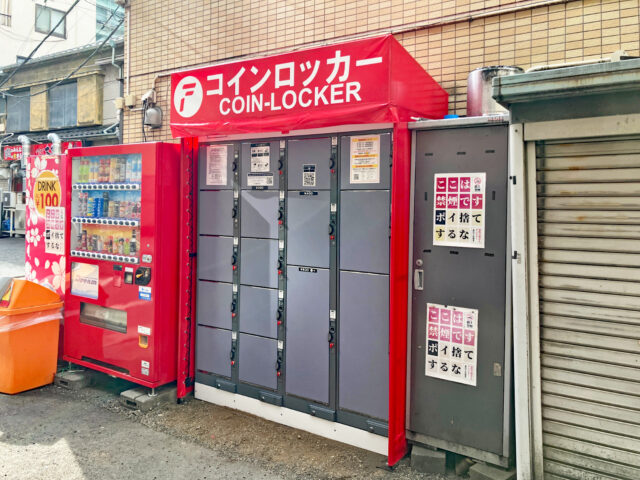 神田駅東口にあるビル外のフジコインロッカー