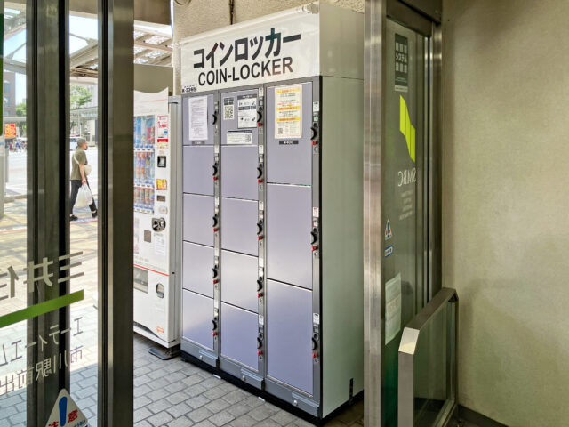 市川駅北口のテナントビル外のフジコインロッカー