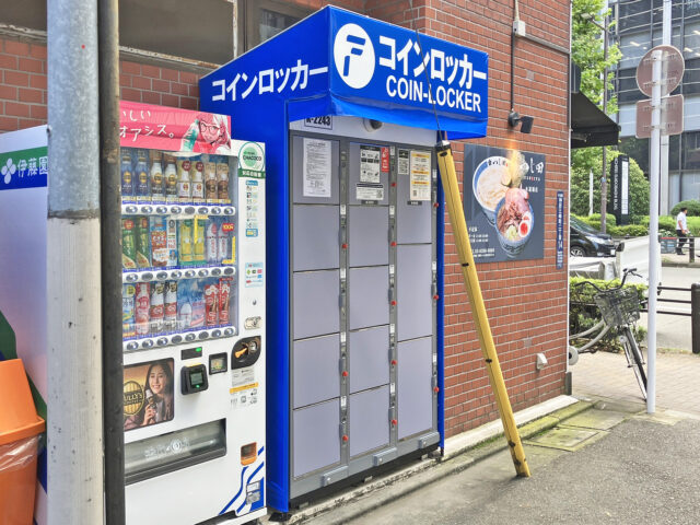 水道橋駅西口のテナントビル外のフジコインロッカー